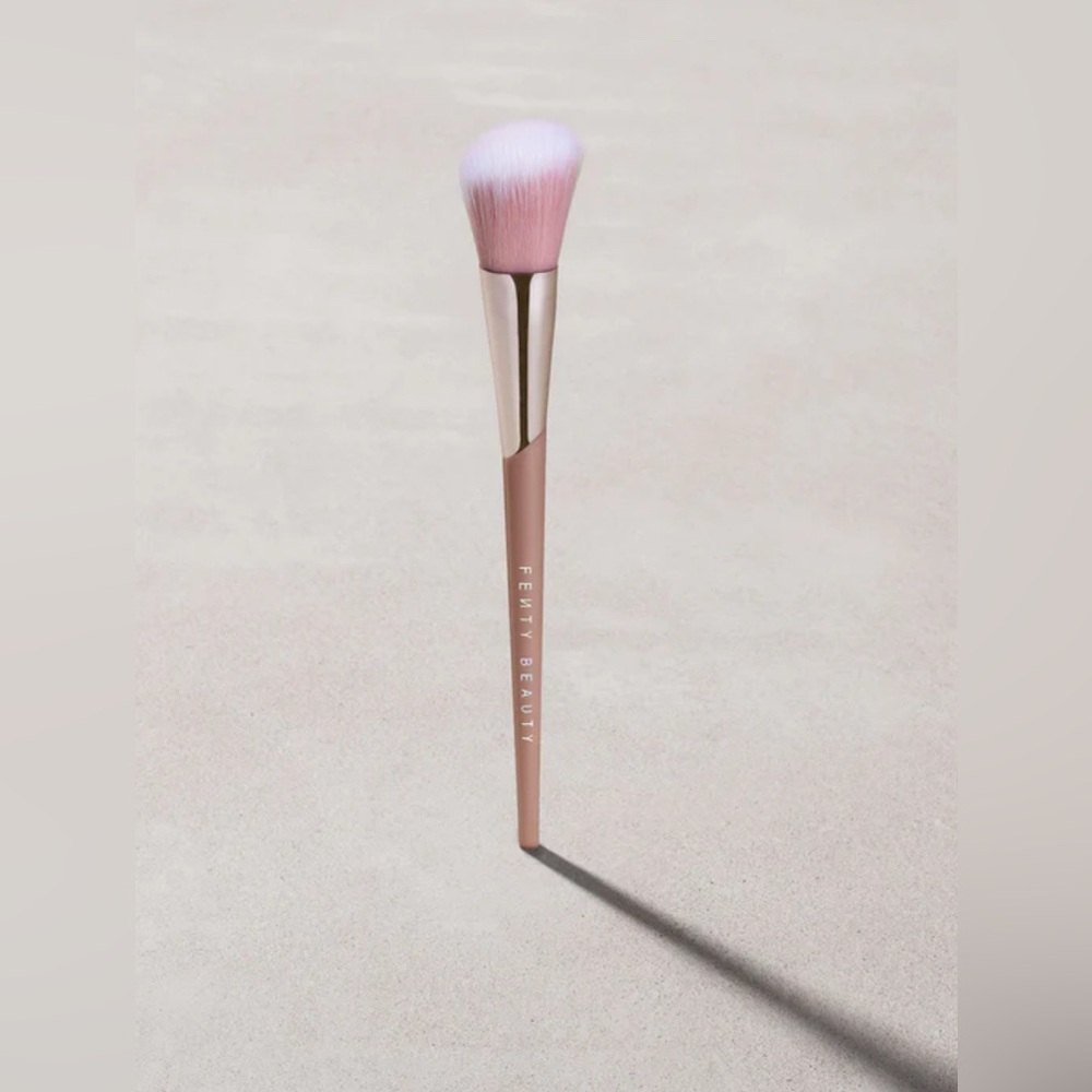 🆕Fenty Beauty Makeup Brush - 155 Blush Brush